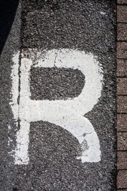 Sıkıntılı Durum Tipografisi ile Yazılan Harf Bulundu