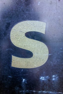 Sıkıntılı Durum Tipografisi ile Yazılan Harf Bulundu