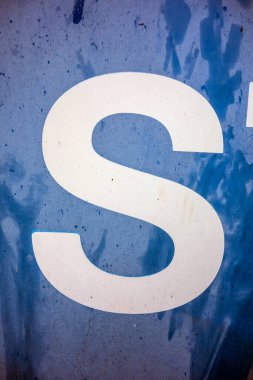 Sıkıntılı Durum Tipografisi ile Yazılan Harf Bulundu