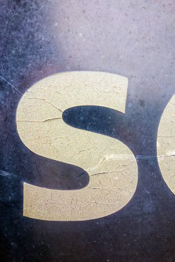 Sıkıntılı Durum Tipografisi ile Yazılan Harf Bulundu