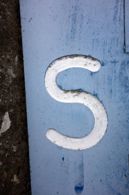 Sıkıntılı Durum Tipografisi ile Yazılan Harf Bulundu