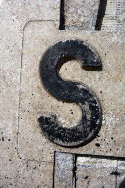 Sıkıntılı Durum Tipografisi ile Yazılan Harf Bulundu