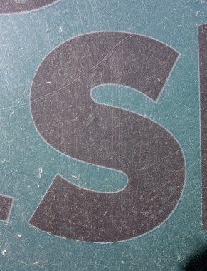 Sıkıntılı Durum Tipografisi ile Yazılan Harf Bulundu