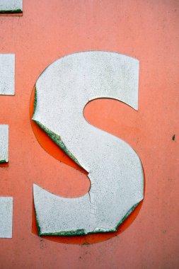 Sıkıntılı Durum Tipografisi ile Yazılan Harf Bulundu