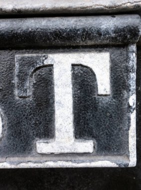 Sıkıntılı Durum Tipografisi ile Yazılan Harf Bulundu