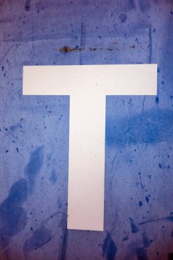 Sıkıntılı Durum Tipografisi ile Yazılan Harf Bulundu