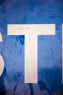 Sıkıntılı Durum Tipografisi ile Yazılan Harf Bulundu