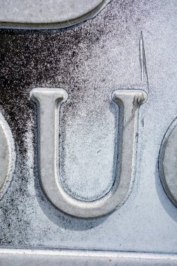 Sıkıntılı Durum Tipografisi ile Yazılan Harf Bulundu