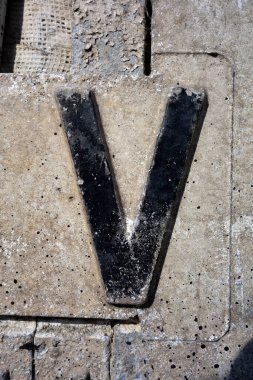 Sıkıntılı Durum Tipografisi ile Yazılan Harf Bulundu