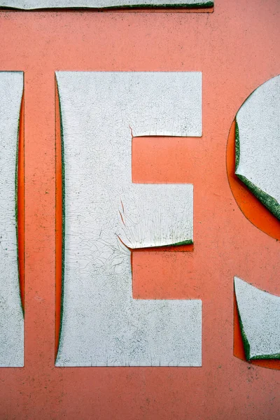 Sıkıntılı Durum Tipografisi ile Yazılan Harf Bulundu