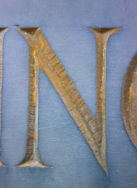 Sıkıntılı Durum Tipografisi ile Yazılan Harf Bulundu