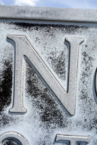 Sıkıntılı Durum Tipografisi ile Yazılan Harf Bulundu