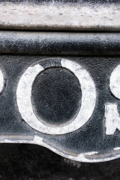 Sıkıntılı Durum Tipografisi ile Yazılan Harf Bulundu