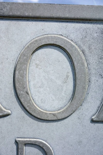 Sıkıntılı Durum Tipografisi ile Yazılan Harf Bulundu