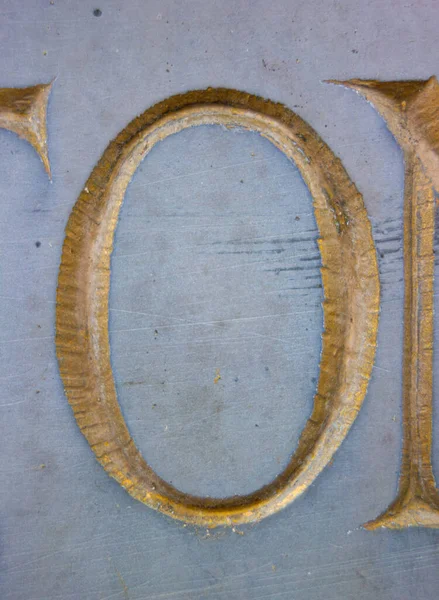 Sıkıntılı Durum Tipografisi ile Yazılan Harf Bulundu