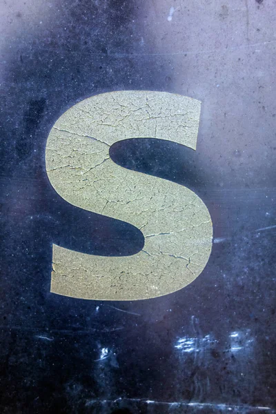 Sıkıntılı Durum Tipografisi ile Yazılan Harf Bulundu