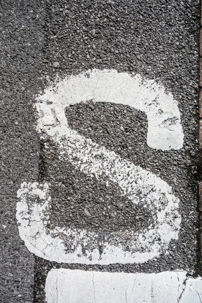 Sıkıntılı Durum Tipografisi ile Yazılan Harf Bulundu