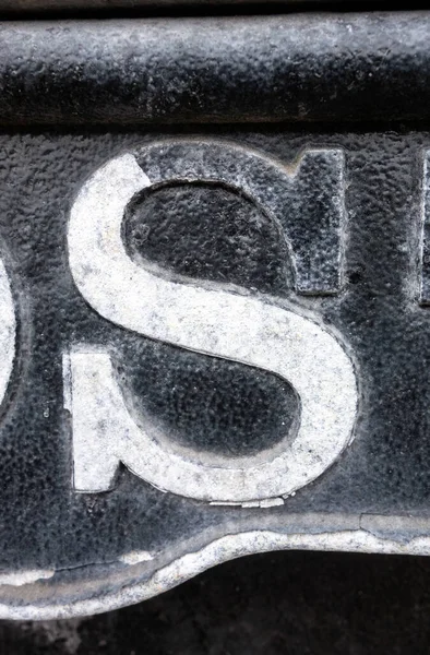 Sıkıntılı Durum Tipografisi ile Yazılan Harf Bulundu