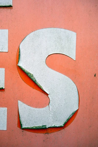 Sıkıntılı Durum Tipografisi ile Yazılan Harf Bulundu