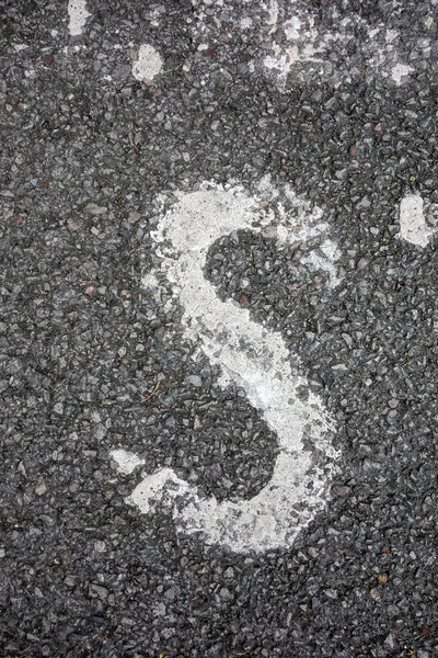 Sıkıntılı Durum Tipografisi ile Yazılan Harf Bulundu