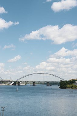 En büyük şehirde köprü.