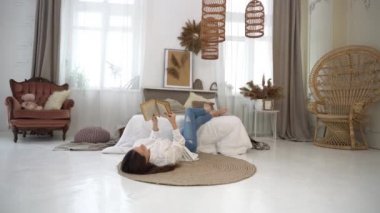 4k mutlu genç bir kadın yatak odasında kitap okuyor