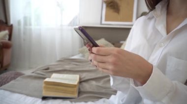 4k Kadın yeni uygulama, arama bilgisi, e-posta kutusu iletilerini gözden geçirir
