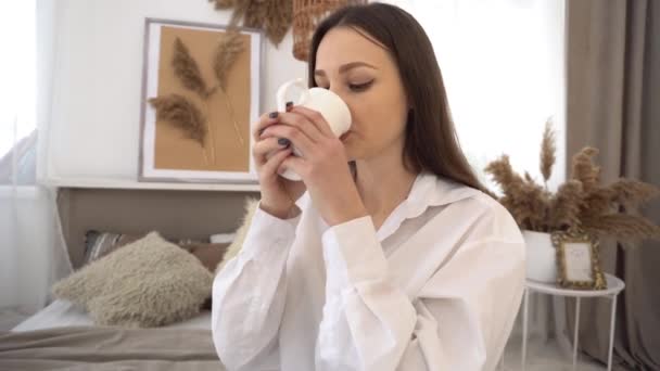 Güzel Genç Kadın Yatak Odasında Sabahları Kahve Içiyor — Stok video