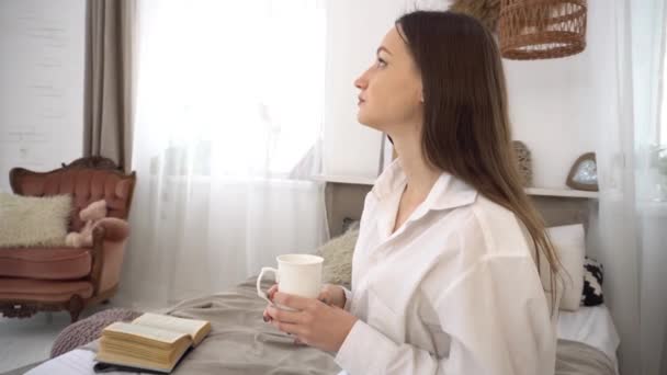 Ένα Όμορφο Κορίτσι Πίνοντας Καφέ Στο Κρεβάτι Της Πρωί — Αρχείο Βίντεο