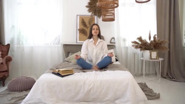 Γυναίκα Κάνει Γιόγκα Άσκηση Κάθεται Στο Κρεβάτι Στο Υπνοδωμάτιο — Αρχείο Βίντεο