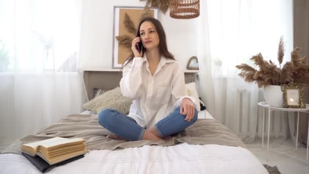 Jeune Femme Faisant Exercice Yoga Assis Sur Lit Dans Chambre — Video