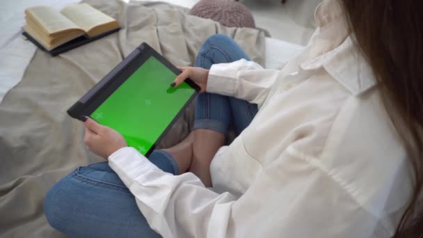 Femme Tenant Une Tablette Écran Vert Horizontal Allongé Sur Lit — Video