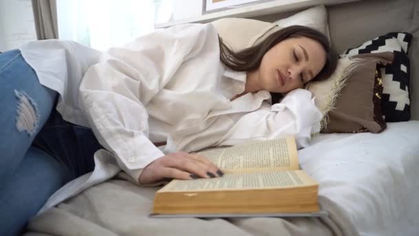 Bella Donna Sta Tenendo Libro Mentre Dorme Nel Suo Letto — Video Stock
