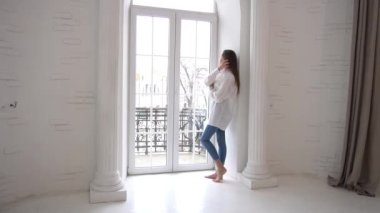 Slow Motion iş kadını pencereden dışarı bakıyor.