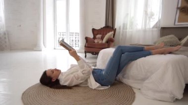 Slow Motion Evde kitap okuyan güzel bir kadın