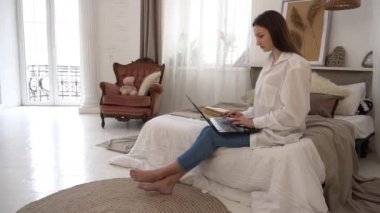 Slow Motion Pretty Kafkas blog yazarı otel odasında dizüstü bilgisayar teknolojisiyle