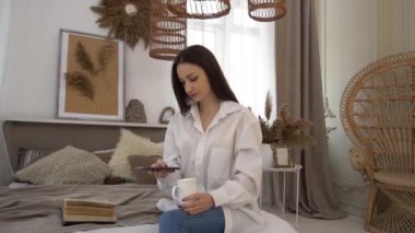 Slow Motion Yatağında bir fincan sabah içkisiyle rüya gören güzel bir kadın