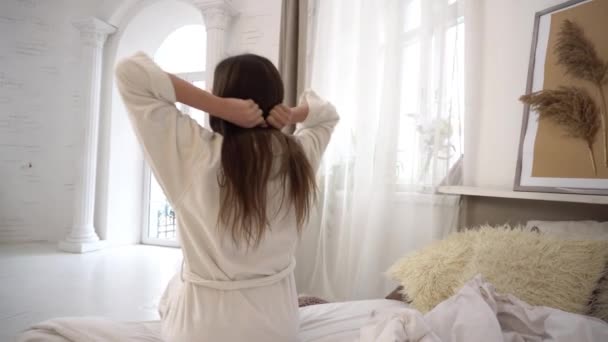 Glückliche Junge Frau Genießt Sonnigen Morgen Auf Dem Bett — Stockvideo