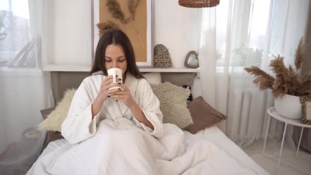 Ein Schönes Mädchen Ihrem Schlafzimmer Trinkt Morgens Tee — Stockvideo