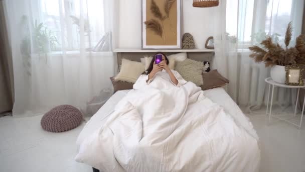 Schöne Frau Mit Handy Auf Dem Luxuriösen Schlafzimmerbett — Stockvideo