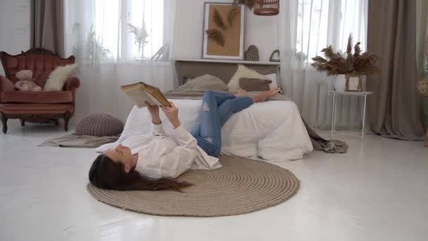 Slow Motion Beautiful Young Woman Reading Book Home — ストック動画