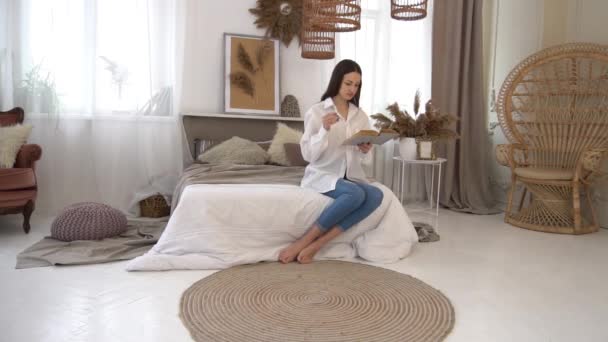Slow Motion Woman Reading Book Bed — 图库视频影像