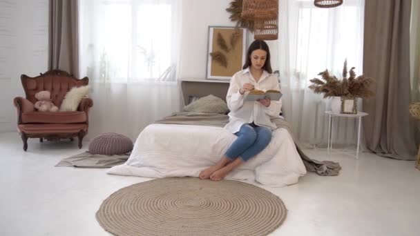 Slow Motion Beautiful Girl Reading Book Concepts Home Comfort — Stockvideo