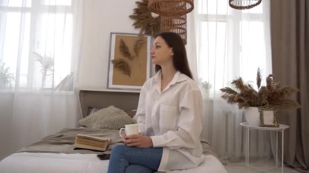 Kahve Çay Yatak Odası Yatakta Mutlu Genç Kadın — Stok video