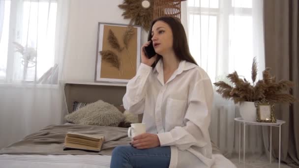 Glückliche Junge Frau Telefoniert Schlafzimmer — Stockvideo