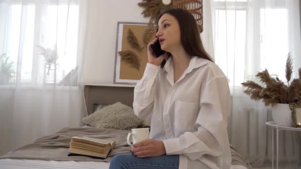 Zeitlupe Nettes Mädchen Sitzt Bett Und Telefoniert Modernem Interieur — Stockvideo