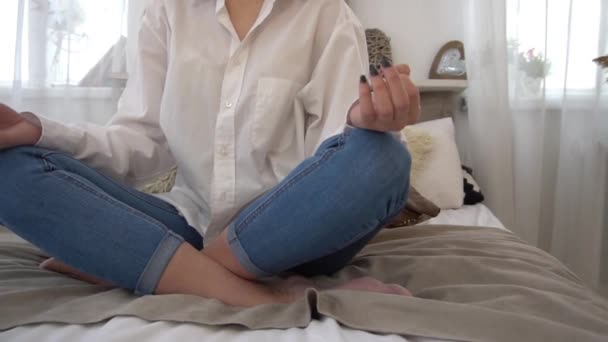 Крупним Планом Жіночі Руки Мудрах Жест Жінка Практикує Йогу — стокове відео