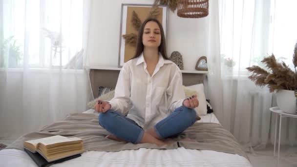 Утренняя Медитация Женщина Практикует Йогу Кровати После Пробуждения — стоковое видео