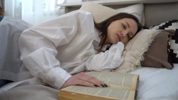 Slow Motion Young Girl Fell Asleep Book Her Hands — Vídeo de Stock