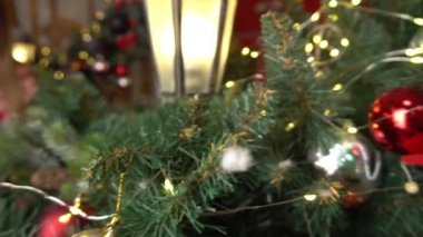 Noel ağacının yanında üzerinde geyik süsü olan bir kadın.